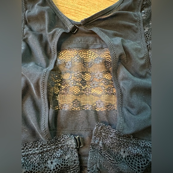 Leonisa Black Lace High Neck Bralette w/ Cap Sleeves. Size 32B - Picture 4 of 6